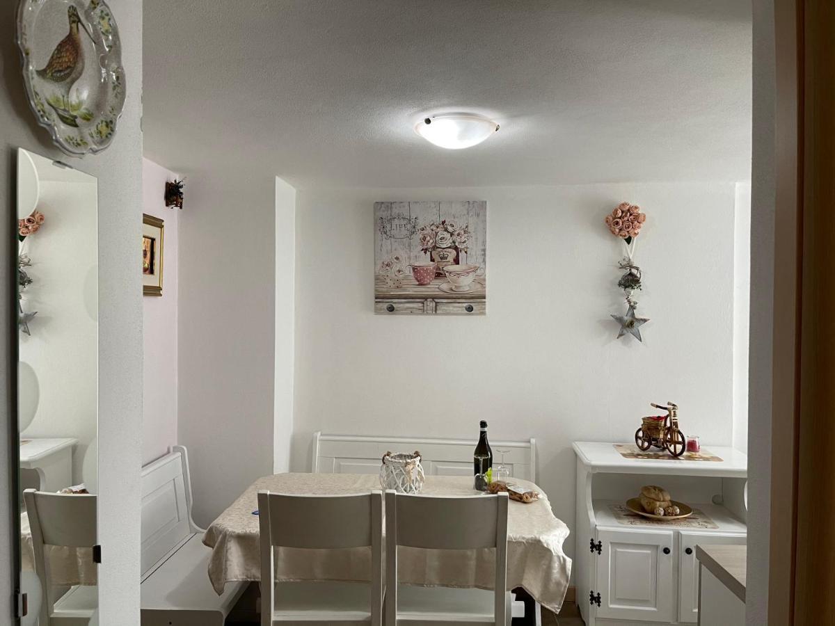 LA CASA DI PUCCI nel borgo affrescato di PARLASCO Cortenova Esterno foto