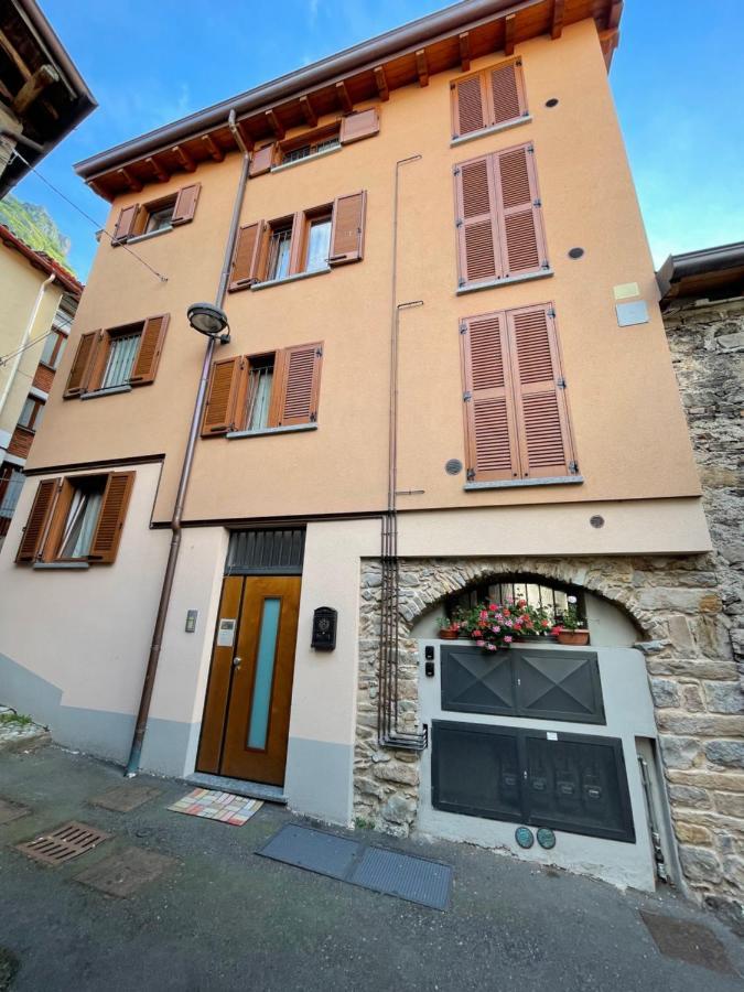 LA CASA DI PUCCI nel borgo affrescato di PARLASCO Cortenova Esterno foto