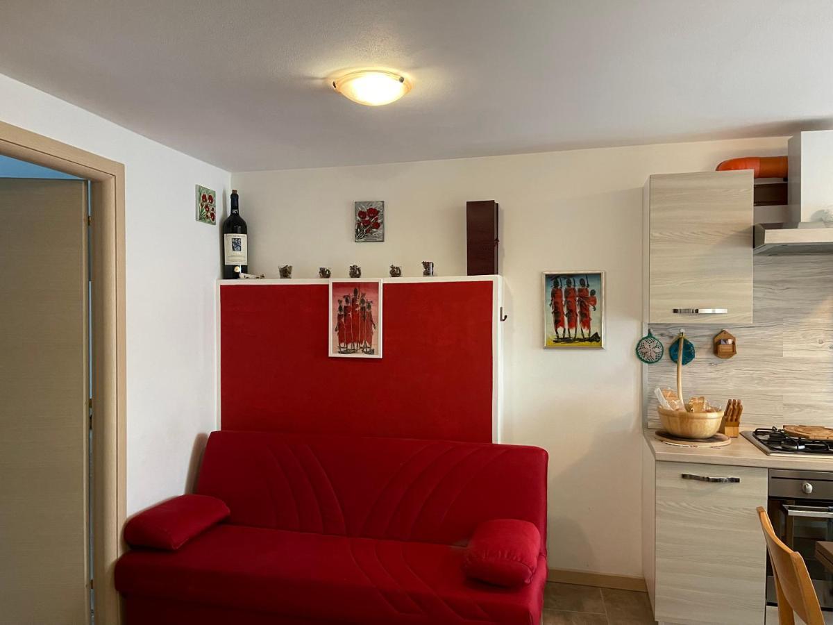 LA CASA DI PUCCI nel borgo affrescato di PARLASCO Cortenova Esterno foto