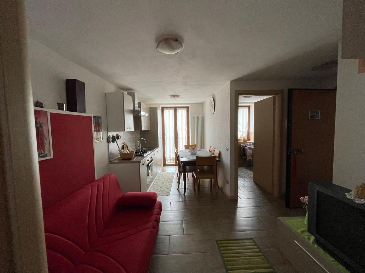 LA CASA DI PUCCI nel borgo affrescato di PARLASCO Cortenova Esterno foto