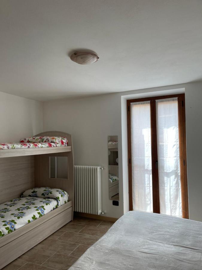LA CASA DI PUCCI nel borgo affrescato di PARLASCO Cortenova Esterno foto