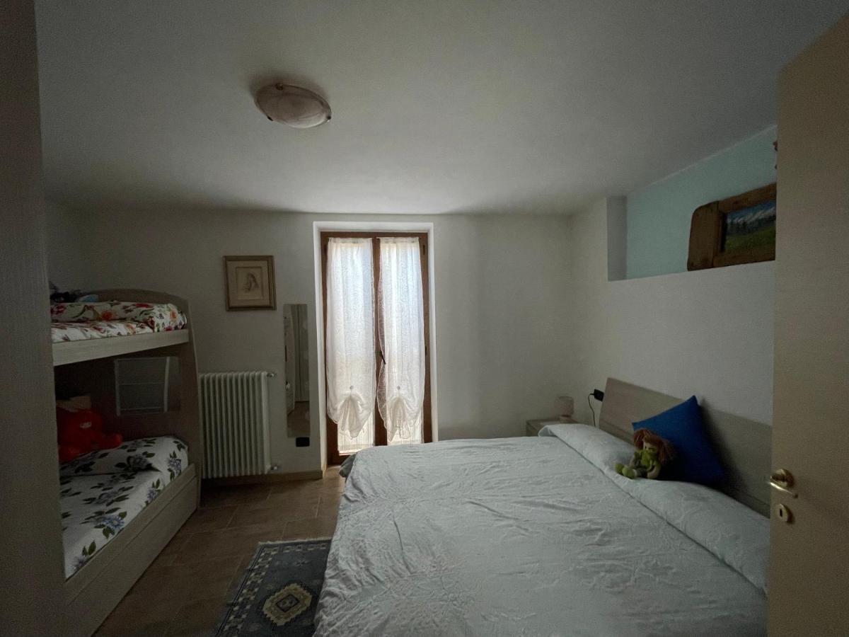 LA CASA DI PUCCI nel borgo affrescato di PARLASCO Cortenova Esterno foto