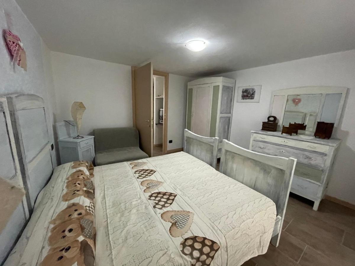 LA CASA DI PUCCI nel borgo affrescato di PARLASCO Cortenova Esterno foto