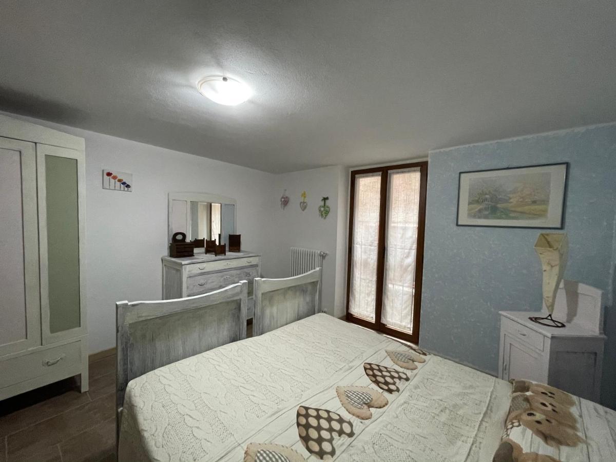 LA CASA DI PUCCI nel borgo affrescato di PARLASCO Cortenova Esterno foto