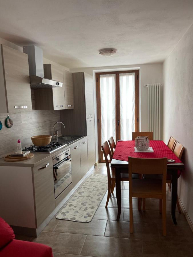 LA CASA DI PUCCI nel borgo affrescato di PARLASCO Cortenova Esterno foto