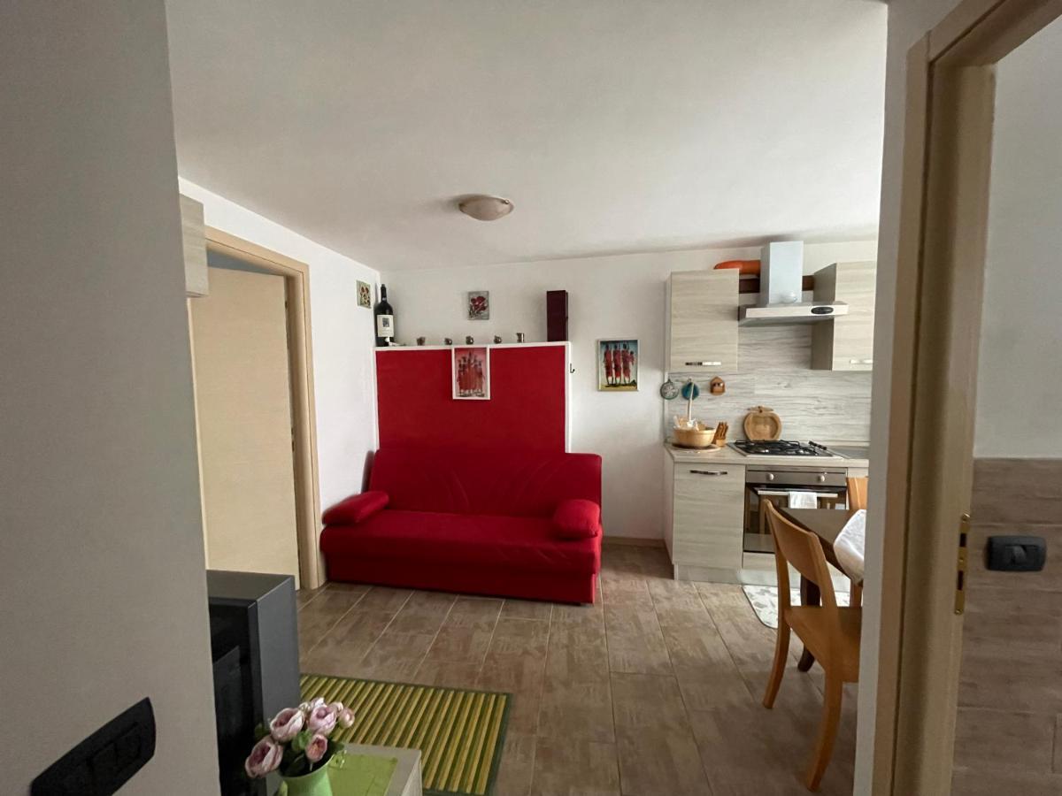 LA CASA DI PUCCI nel borgo affrescato di PARLASCO Cortenova Esterno foto