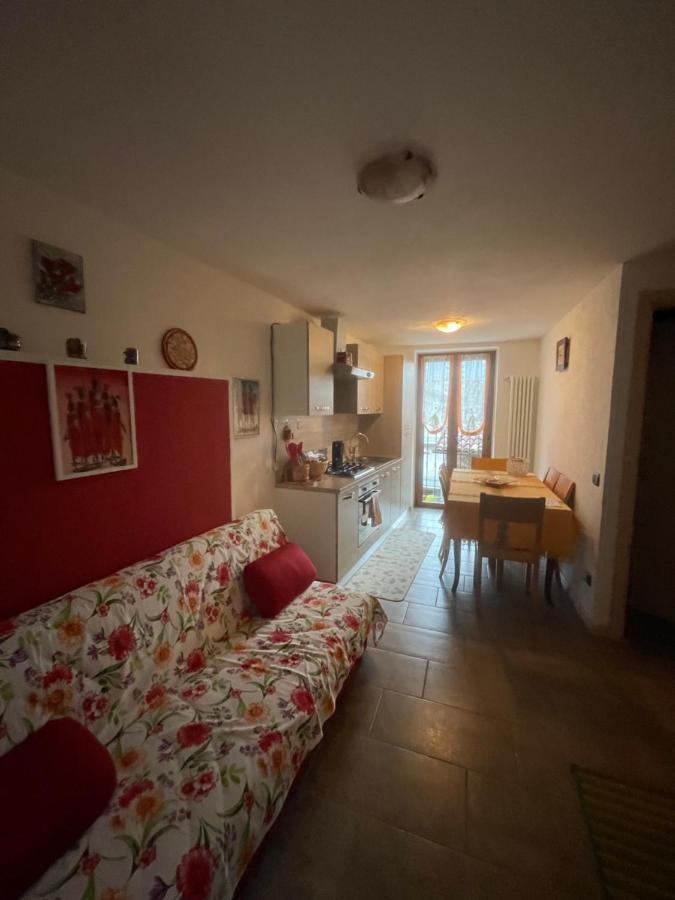 LA CASA DI PUCCI nel borgo affrescato di PARLASCO Cortenova Esterno foto