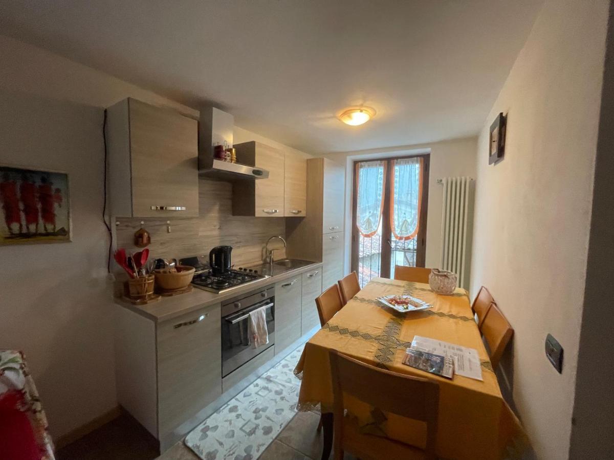 LA CASA DI PUCCI nel borgo affrescato di PARLASCO Cortenova Esterno foto