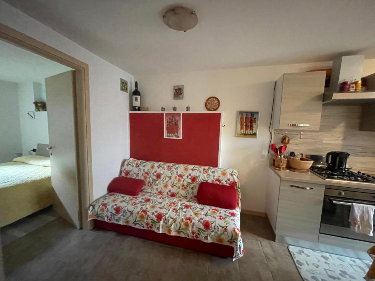 LA CASA DI PUCCI nel borgo affrescato di PARLASCO Cortenova Esterno foto